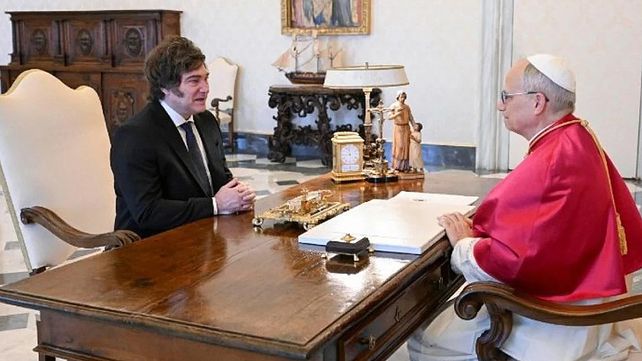 El Papa León XIV le comunicó al presidente Javier Milei que planea viajar al país. El Vaticano destacó el diálogo sobre pobreza y cohesión social.&nbsp;