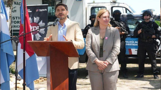 El gobernador de Santa Fe hablo sobre salario y obra pública durante su visita al norte de la provincia junto a Gisela Scaglia El gobernador de Santa Fe hablo sobre salario y obra pública durante su visita al norte de la provincia junto a Gisela Scaglia