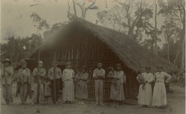 Casa en el monte con posibles pobladores de pueblos originarios. (Archivo General de la Nación). visibility
