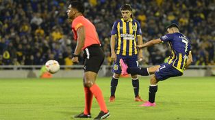 Comienza el triunfo de Central. El tiro libre perfecto de Lovera fue el primero del 4-1 sobre Caracas. Ahora, Peñarol.