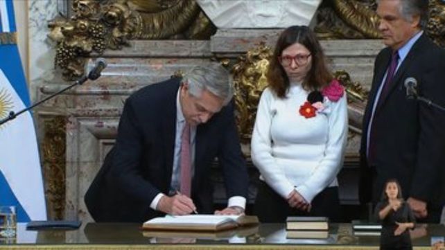 Fernández le tomó juramento a Batakis y se esperan sus primeras definiciones como ministra