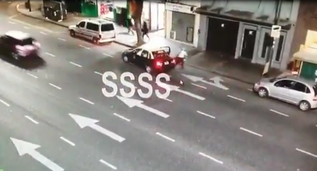 Una joven se tiró de un taxi en movimiento para que no la secuestraran