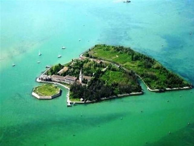 Una isla en Venecia está en venta y se cuentan historias terroríficas sobre ella