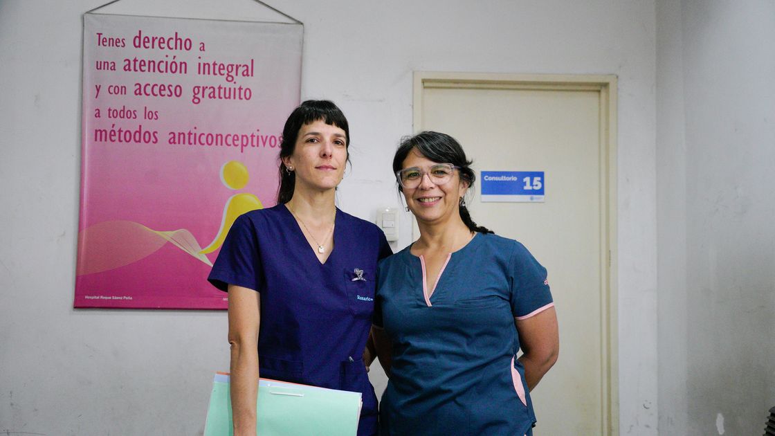 Dolores Chaumet, médica especialista en ginecología y obstetricia, posa junto a la trabajadora social Marina Iraolagoitia frente al Consultorio 15. Foto: Celina Mutti Lovera