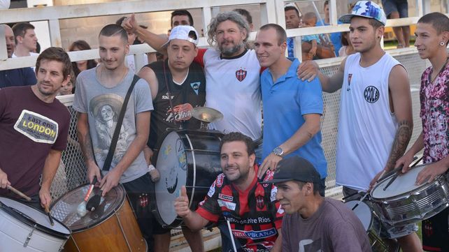Werner y el apoyo de su gente con un banderazo
