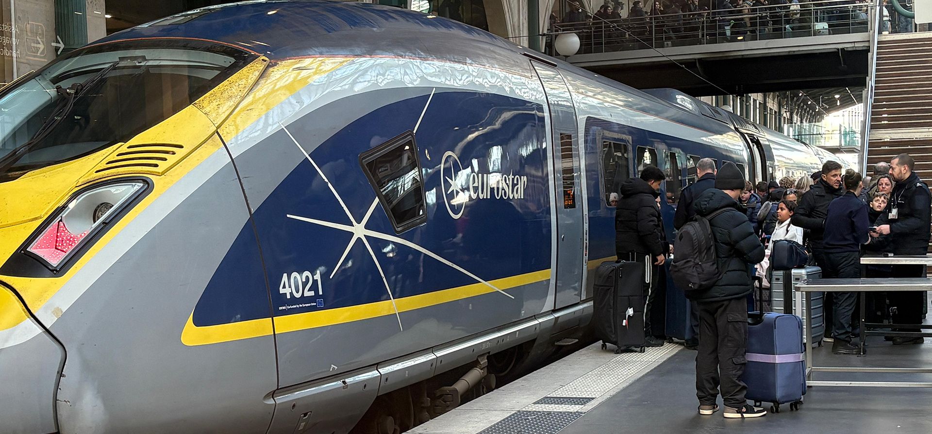 Viajeros desembarcan de un tren Eurostar en la estación Gare du Nord tras un incidente relacionado con el suministro eléctrico en una parte del Eurotúnel, que afectó al tráfico ferroviario y de lanzaderas, el martes 30 de diciembre de 2025 en París. (Foto AP/Christophe Ena) Viajeros desembarcan de un tren Eurostar en la estación Gare du Nord tras un incidente relacionado con el suministro eléctrico en una parte del Eurotúnel, que afectó al tráfico ferroviario y de lanzaderas, el martes 30 de diciembre de 2025 en París. (Foto AP/Christophe Ena)