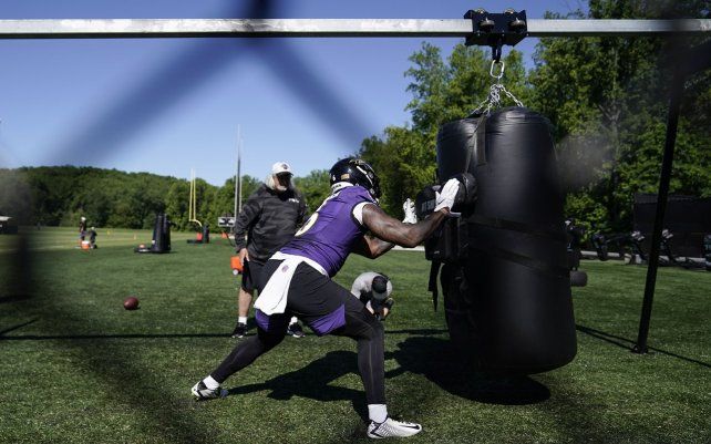 El apoyador de los Baltimore Ravens, Patrick Queen, ejercita durante el entrenamiento de fútbol americano de la NFL del equipo, en Owings Mills, Maryland.