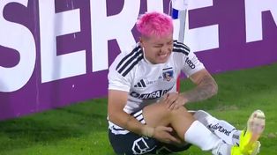 Cristián Zavala se queja de dolor luego de picar el penal que le atajó el arquero de Peñarol.&nbsp;