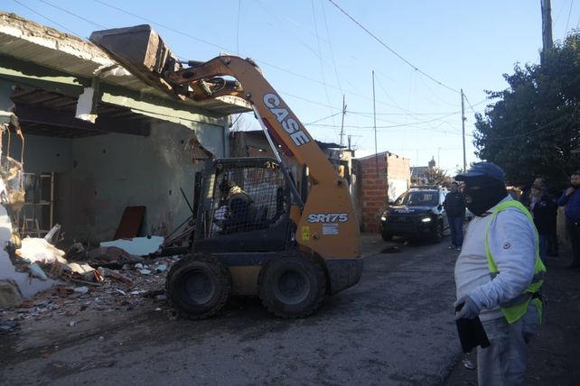 Derriban tres búnkeres en barrio Banana: rastros del narcomenudeo donde mataron al policía federal.