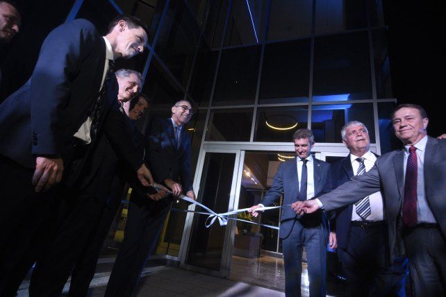 El tradicional corte de cintas para inaugurar el nuevo complejo de laboratorios