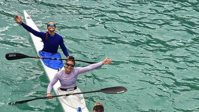 &nbsp;Paulina Contini (última en el bote) festeja este logro alcanzado para el canotaje nacional en Italia.
