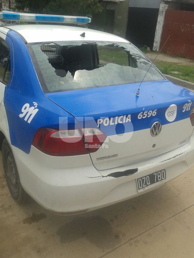 Destrozos. El estado de la luneta del patrullero 6596 que al igual que el 6601