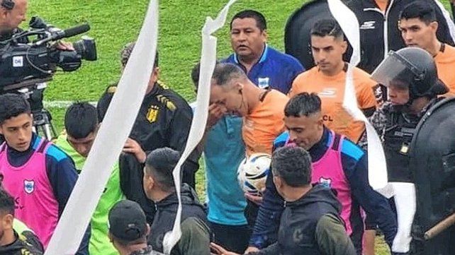 El árbitro Lucas Comesaña decidió suspender el partido entre Gimnasia de Jujuy y Deportivo Madryn. El árbitro Lucas Comesaña decidió suspender el partido entre Gimnasia de Jujuy y Deportivo Madryn.