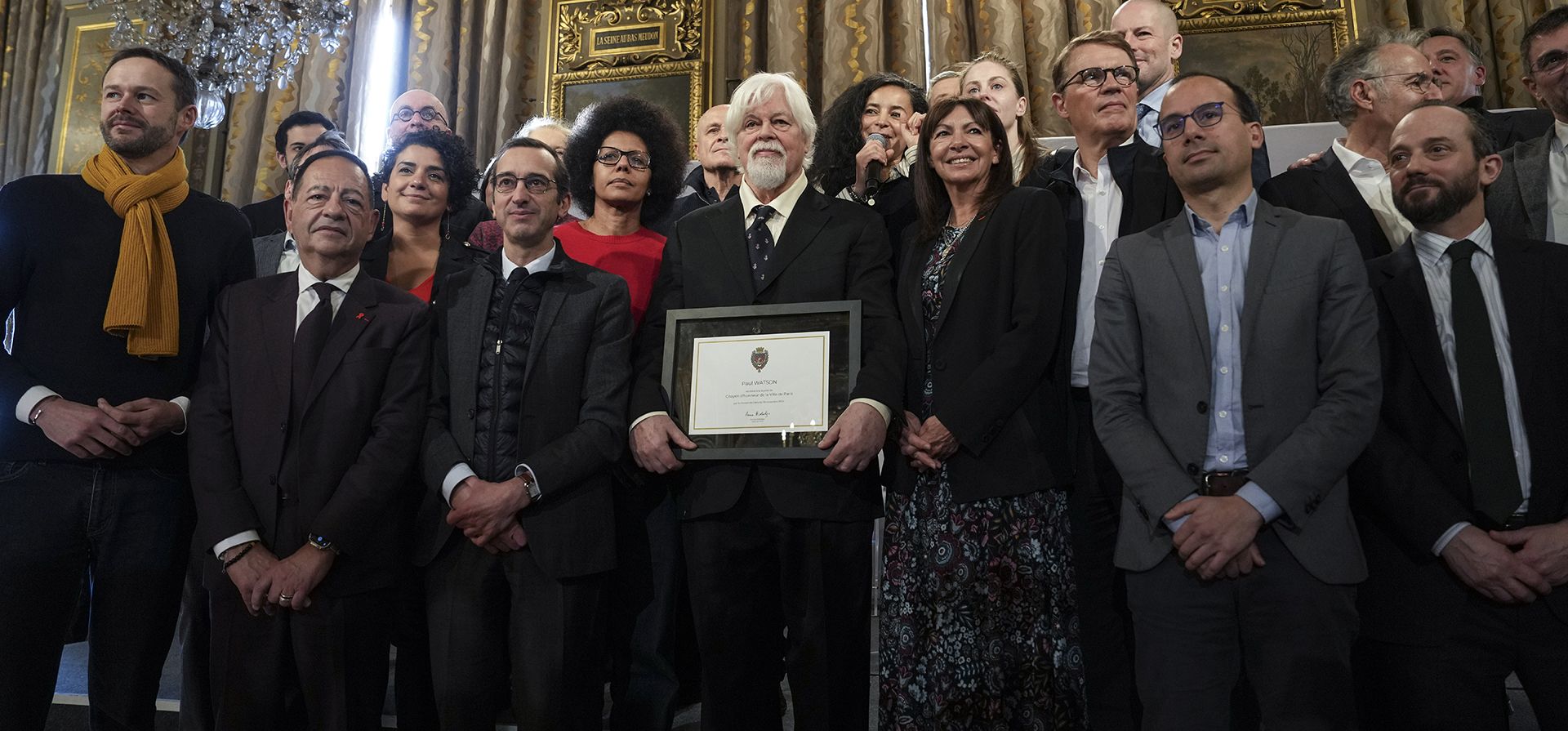 El fundador de Sea Shepherd, Paul Watson, en el centro, posa con la declaración de ciudadanía honoraria de la ciudad de París, junto a todo el personal del ayuntamiento de París, en París, el lunes 3 de febrero de 2025. (Foto AP/Aurelien Morissard) El fundador de Sea Shepherd, Paul Watson, en el centro, posa con la declaración de ciudadanía honoraria de la ciudad de París, junto a todo el personal del ayuntamiento de París, en París, el lunes 3 de febrero de 2025. (Foto AP/Aurelien Morissard)