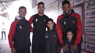 Los niños que se emocionaron en la tribuna conocieron a los jugadores de Patronato