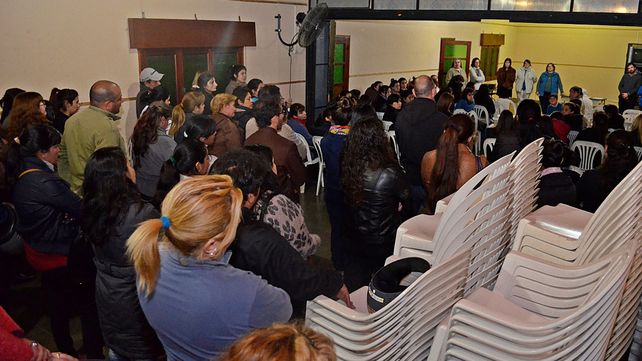 A sala llena. En la noche de ayer autoridades de la escuela presentaron un comunicado a los padres.