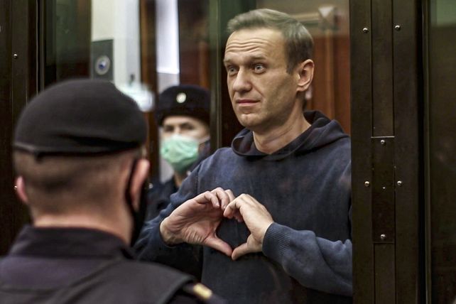 Navalny se despide de su esposa y amigos al ser condenado a prisión en Moscú. Ahora está grave