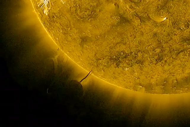 NASA desmiente la aparición de un ovni repostando en el Sol