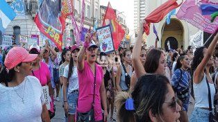 El 8M mostró una Plaza 25 de Mayo repleta de mujeres y manifestantes en la lucha por la igualdad de género