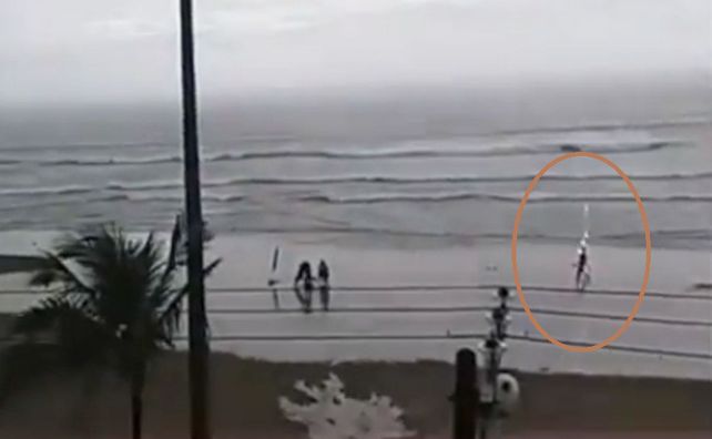 El impactante video de una joven que se desploma tras ser alcanzada por un rayo