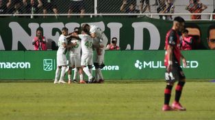 Uno de los goles de Banfield y la resignación de Newells. El ciclo Orsi-Gómez, a la deriva.