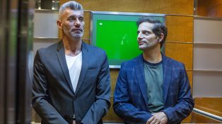 Furriel y Sergio Goycochea en una escena de “Robo Mundial”. La serie cuenta con muchos cameos de famosos.