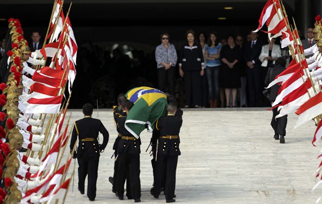 La presidenta Rousseff espera el paso del féretro en Planalto.