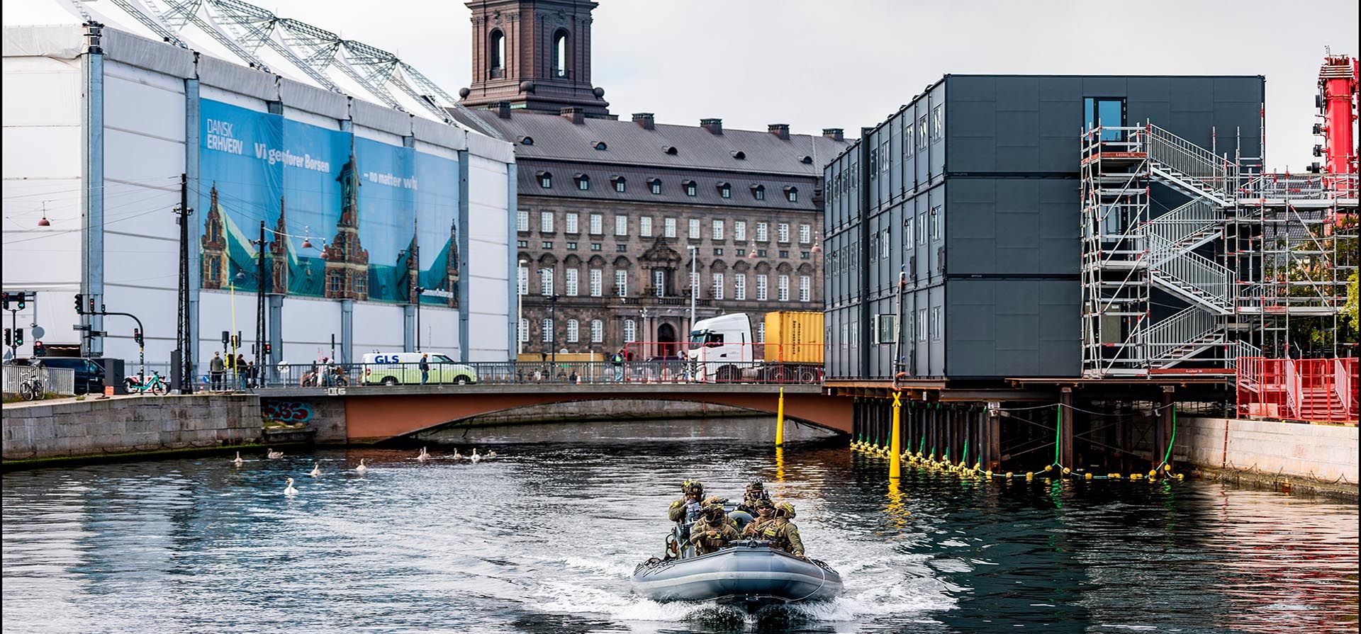 Fuerzas de seguridad patrullan en lanchas alrededor del Parlamento danés en el Castillo de Christiansborg, Copenhague, durante la cumbre informal de jefes de Estado y de gobierno de la UE celebrada en Dinamarca el miércoles 1 de octubre de 2025. (Steven Knap/Ritzau Scanpix vía AP) Fuerzas de seguridad patrullan en lanchas alrededor del Parlamento danés en el Castillo de Christiansborg, Copenhague, durante la cumbre informal de jefes de Estado y de gobierno de la UE celebrada en Dinamarca el miércoles 1 de octubre de 2025. (Steven Knap/Ritzau Scanpix vía AP)