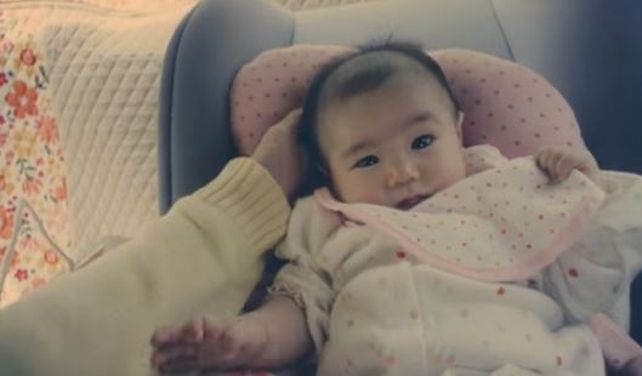 Un emotivo video refleja el paso del tiempo entre padres e hijas arriba del auto
