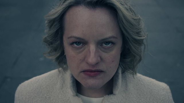 Elizabeth Moss interpreta a una de las pocas mujeres fértiles en la opresiva República de Gilead.