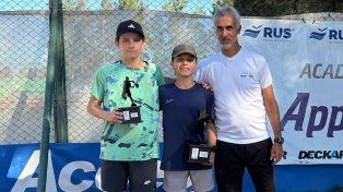 Puro tenis. Felipe Anit, Branko Fleitas y Sebastián Bettiol, en el IV Abierto de Menores FST.