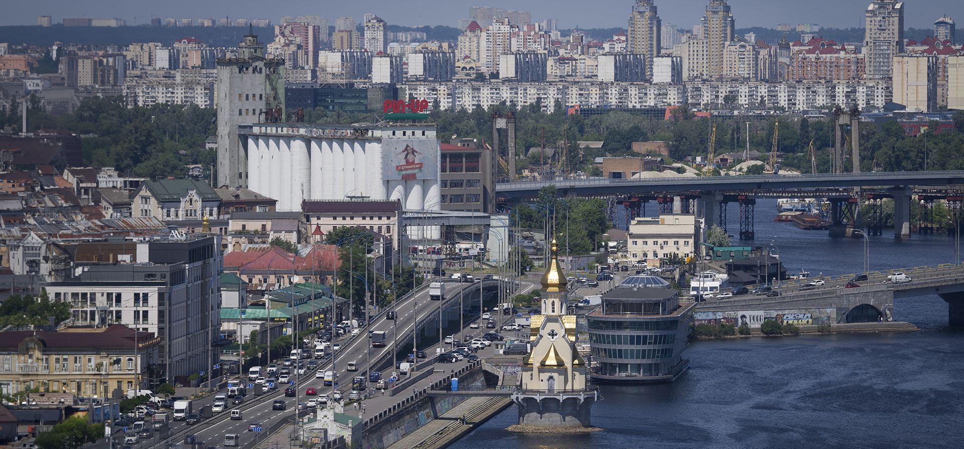 Una vista del paisaje de una ciudad en el río Dniéper en Kiev, Ucrania, el viernes 7 de junio de 2024. (Foto AP/Efrem Lukatsky) Una vista del paisaje de una ciudad en el río Dniéper en Kiev, Ucrania, el viernes 7 de junio de 2024. (Foto AP/Efrem Lukatsky)