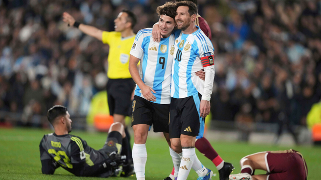 Alvarez celebra con Messi el primer gol del crack argentino