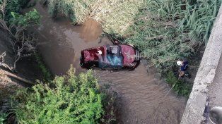 Un auto terminó dentro del arroyo Las Tunas, en el Acceso Norte, luego de que despistara en el ingreso a Paraná. El conductor sufrió graves lesiones.