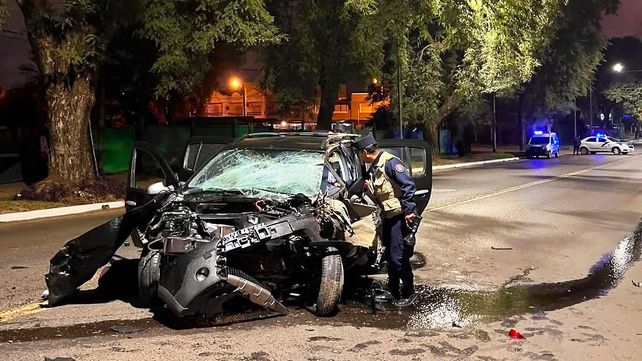 Un grave accidente se produjo en avenida Eva Perón de Concordia. Un joven resultó con importantes lesiones tras chocar contra un árbol.