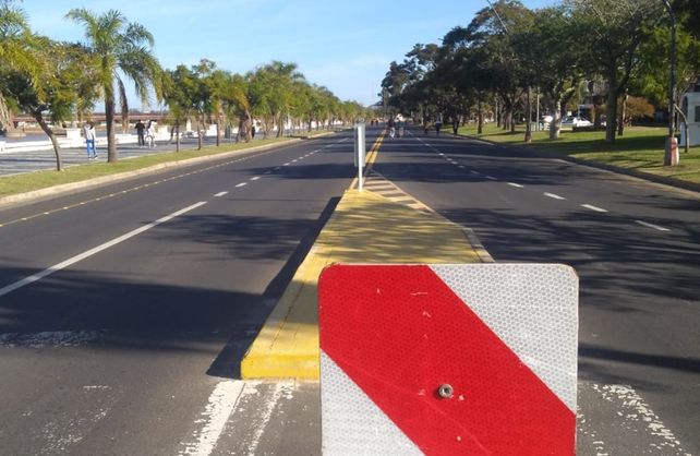 Tras 64 días de aislamiento, los santafesinos volvieron a caminar por la costanera de una forma inusual