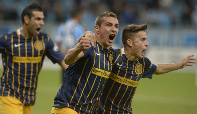 Marco Ruben ya convirtió y lo celebra junto a Franco Cervi y el Chaqueño Herrera.