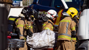 La retirada de cuerpos de entre los escombros que dejó el incendio.&nbsp;