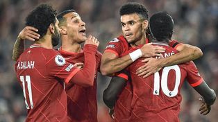 Liverpool goleó a Manchester United en un suspendido y trepó a la cima de la Premier League.