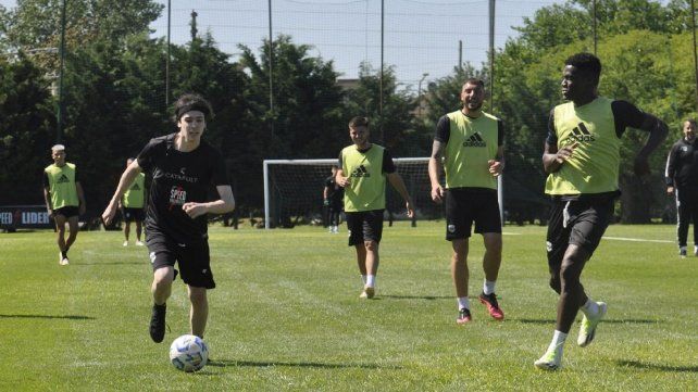 Spreen (con la pelota) en el entrenamiento de Riestra.