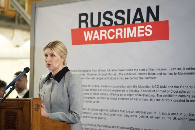 La primera dama de Ucrania, Olena Zelenska, habla durante la inauguraci&oacute;n de una exposici&oacute;n sobre cr&iacute;menes de guerra en Portcullis House, Londres. &nbsp;