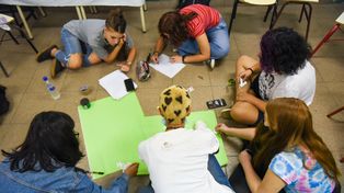 Kaplan destaca que para muchos adolescentes, la escuela es refugio simbólico para reparar heridas sociales.