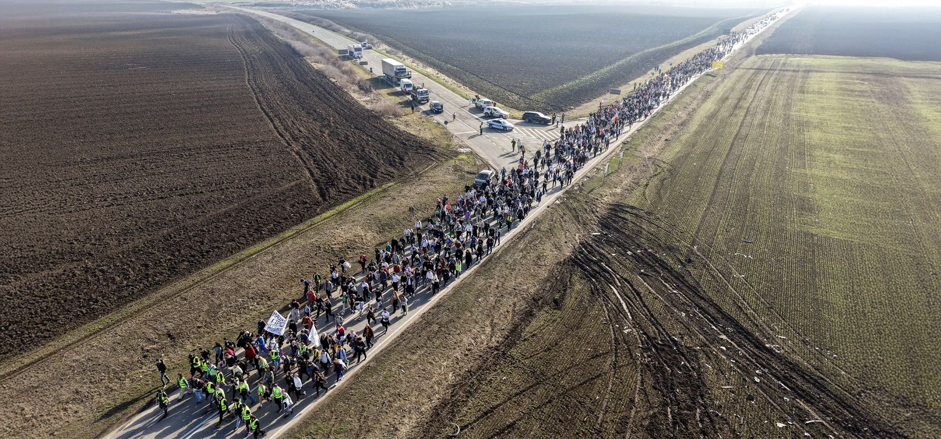 Los estudiantes marchan por los campos en el norte de Serbia mientras protestan por el colapso de un toldo de concreto que mató a 15 personas hace más de dos meses, en Inija, Serbia. Fotografía: Armin Durgut/AP Los estudiantes marchan por los campos en el norte de Serbia mientras protestan por el colapso de un toldo de concreto que mató a 15 personas hace más de dos meses, en Inija, Serbia. Fotografía: Armin Durgut/AP