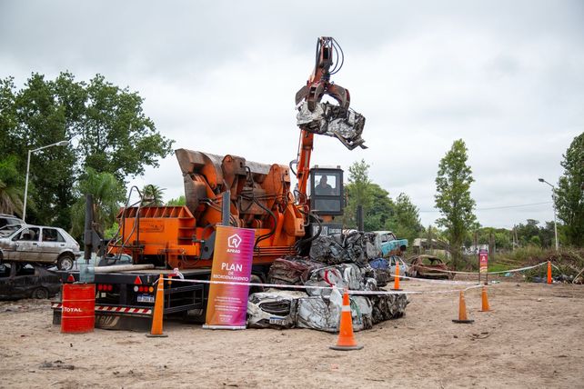 Las compactaciones forman parte de un programa que ya supera los 25.000 vehículos procesados en la actual gestión