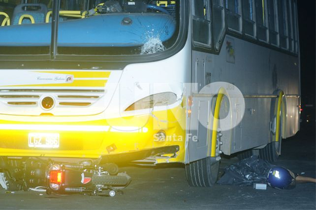 Fatal accidente entre un colectivo y una moto se cobró la vida de un joven