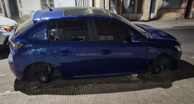 El auto sin las cubiertas del lado derecho