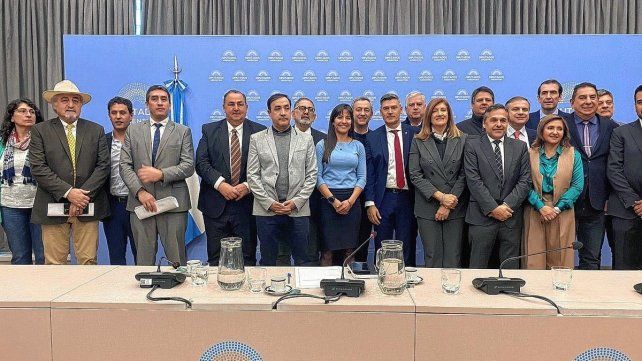 El intendente Poletti junto a sus pares del interior en Diputados. El intendente Poletti junto a sus pares del interior en Diputados.