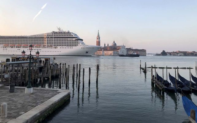 El crucero MSC Orchestra navega por el canal de Venecia