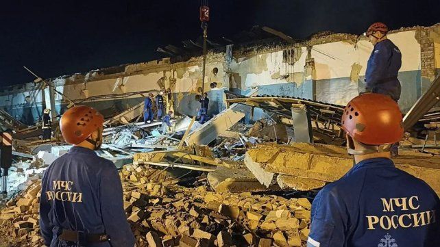 Varios equipos del Ministerio de Emergencias trabajando entre los escombros de la fábrica Elastik en Riazán (Rusia)