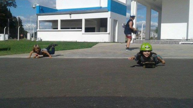 Los chicos de Arbolar en una salida de aprendizaje en skate.&nbsp; 